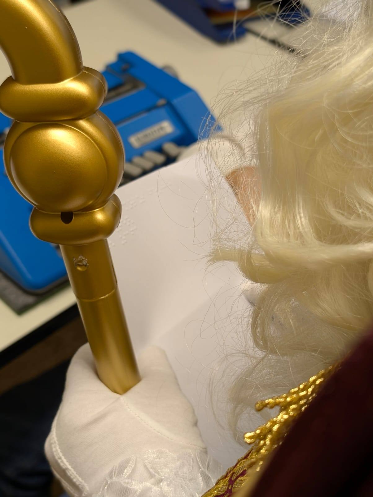 Nikolaus%20liest%20Brailleschrift